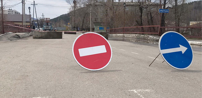 В Горно-Алтайске ведутся работы по восстановлению мостовых переходов