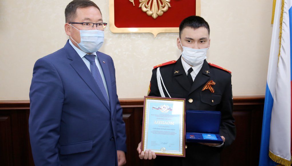 Студент, спасший от гибели двух человек, получил еще одну награду
