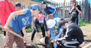 В Верх-Апшуяхте заложили сад в память о Валерии Чаптынове В Верх-Апшуяхте заложили сад в память о Валерии Чаптынове