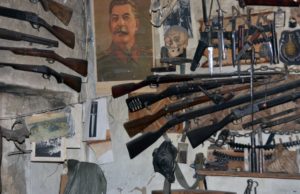 В Яйлю обнаружена подпольная оружейная мастерская, изъято более 20 «стволов» В Яйлю обнаружена подпольная оружейная мастерская, изъято более 20 «стволов»