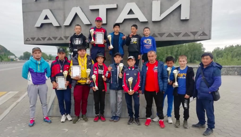 Борцы с Алтая успешно выступили на соревнованиях в Кузбассе