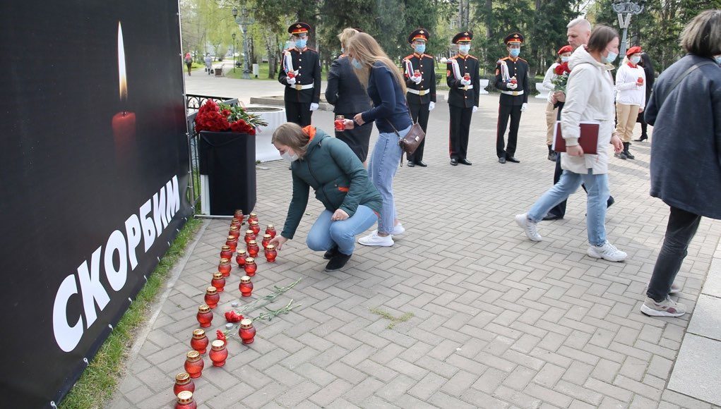 В Горно-Алтайске люди несут цветы к мемориалу в память о жертвах «казанского стрелка» В Горно-Алтайске люди несут цветы к мемориалу в память о жертвах «казанского стрелка»