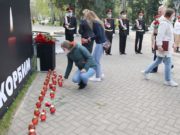 В Горно-Алтайске люди несут цветы к мемориалу в память о жертвах «казанского стрелка» В Горно-Алтайске люди несут цветы к мемориалу в память о жертвах «казанского стрелка»