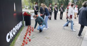 В Горно-Алтайске люди несут цветы к мемориалу в память о жертвах «казанского стрелка»