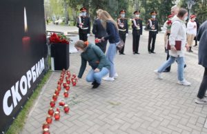 В Горно-Алтайске люди несут цветы к мемориалу в память о жертвах «казанского стрелка» В Горно-Алтайске люди несут цветы к мемориалу в память о жертвах «казанского стрелка»