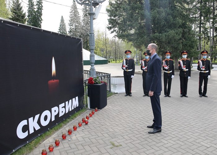 В Горно-Алтайске люди несут цветы к мемориалу в память о жертвах «казанского стрелка»