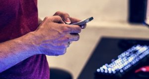Продавец украл дорогой смартфон из магазина и подарил его своей подружке