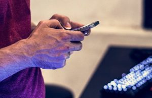 Продавец украл дорогой смартфон из магазина и подарил его своей подружке