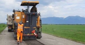 Дорожники ремонтируют три участка дороги в Усть-Коксинском районе