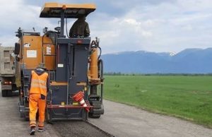 Дорожники ремонтируют три участка дороги в Усть-Коксинском районе