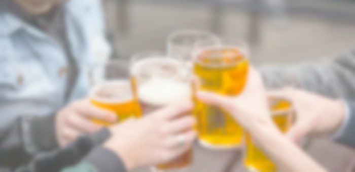 Пиво, чипсы и жвачку украла девушка из кафе, чтобы отметить встречу с друзьями