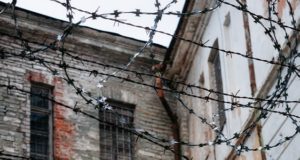 Заключенного будут судить за нападение на сотрудника следственного изолятора Заключенного будут судить за нападение на сотрудника следственного изолятора