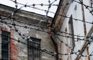 Заключенного будут судить за нападение на сотрудника следственного изолятора