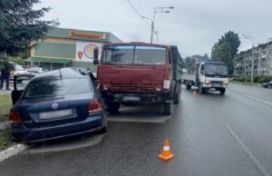 КАМАЗ и Volkswagen Polo столкнулись в Горно-Алтайске КАМАЗ и Volkswagen Polo столкнулись в Горно-Алтайске