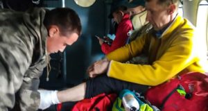Турист с Камчатки разрубил ногу топором, его эвакуировали вертолетом Турист с Камчатки разрубил ногу топором, его эвакуировали вертолетом
