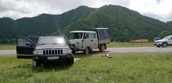 Два водителя нарушили правила и столкнулись на Чуйском тракте