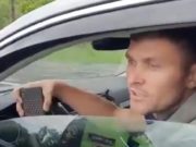Эксцентричный водитель не подчинился полицейским, и к нему применили физическую силу Эксцентричный водитель не подчинился полицейским и к нему применили физическую силу
