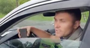 Эксцентричный водитель не подчинился полицейским и к нему применили физическую силу