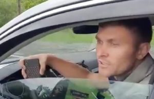 Эксцентричный водитель не подчинился полицейским, и к нему применили физическую силу Эксцентричный водитель не подчинился полицейским и к нему применили физическую силу