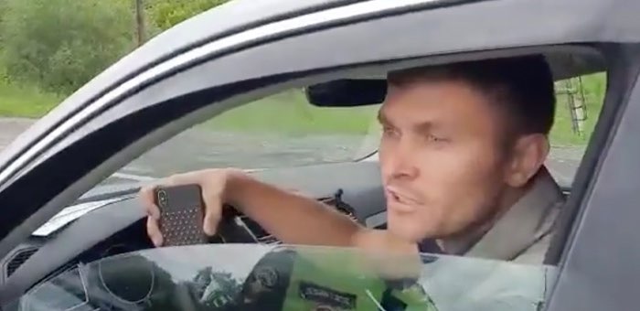 Эксцентричный водитель не подчинился полицейским, и к нему применили физическую силу