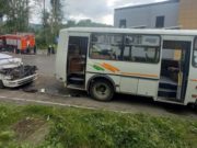 Водитель такси врезался в автобус и погиб Водитель такси врезался в автобус и погиб