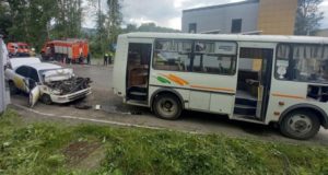 Водитель такси врезался в автобус и погиб