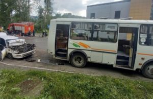 Водитель такси врезался в автобус и погиб Водитель такси врезался в автобус и погиб