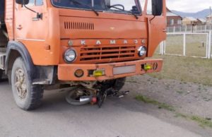 16-летний мотоциклист погиб под колесами КАМАЗа 16-летний мотоциклист погиб под колесами КАМАЗа