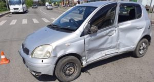 Пенсионерка на Toyota Vitz, замешкавшись на перекрестке, попала в больницу Пенсионерка на Toyota Vitz, замешкавшись на перекрестке, попала в больницу