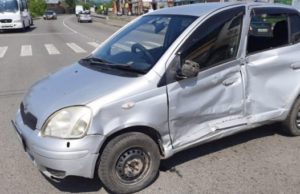Пенсионерка на Toyota Vitz, замешкавшись на перекрестке, попала в больницу Пенсионерка на Toyota Vitz, замешкавшись на перекрестке, попала в больницу