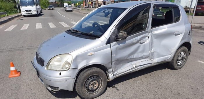 Пенсионерка на Toyota Vitz, замешкавшись на перекрестке, попала в больницу