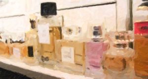 Вернувшись из тюрьмы, горожанин немедленно украл духи и пропил их Вернувшись из тюрьмы, горожанин немедленно украл духи и пропил их