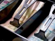Директор магазина взял деньги из кассы, чтобы погасить кредит супруги Директор магазина взял деньги из кассы, чтобы погасить кредит супруги