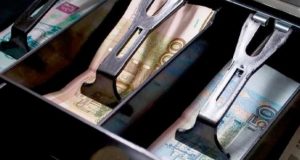 Директор магазина взял деньги из кассы, чтобы погасить кредит супруги Директор магазина взял деньги из кассы, чтобы погасить кредит супруги