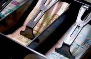Директор магазина взял деньги из кассы, чтобы погасить кредит супруги