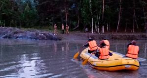 Три туриста и собака оказались заперты на острове из-за подъема воды в Катуни Три туриста и собака оказались заперты на острове из-за подъема воды в Катуни