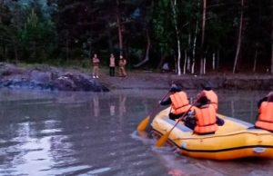 Три туриста и собака оказались заперты на острове из-за подъема воды в Катуни