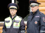 Полицейские помогли женщине с ребенком выбраться из горящего здания Полицейские помогли женщине с ребенком выбраться из горящего здания