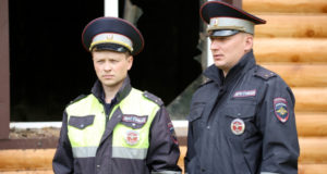 Полицейские помогли женщине с ребенком выбраться из горящего здания Полицейские помогли женщине с ребенком выбраться из горящего здания