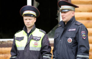Полицейские помогли женщине с ребенком выбраться из горящего здания Полицейские помогли женщине с ребенком выбраться из горящего здания
