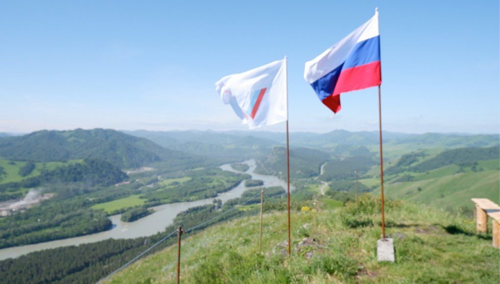 На вершине у Соузги водрузили российский триколор
