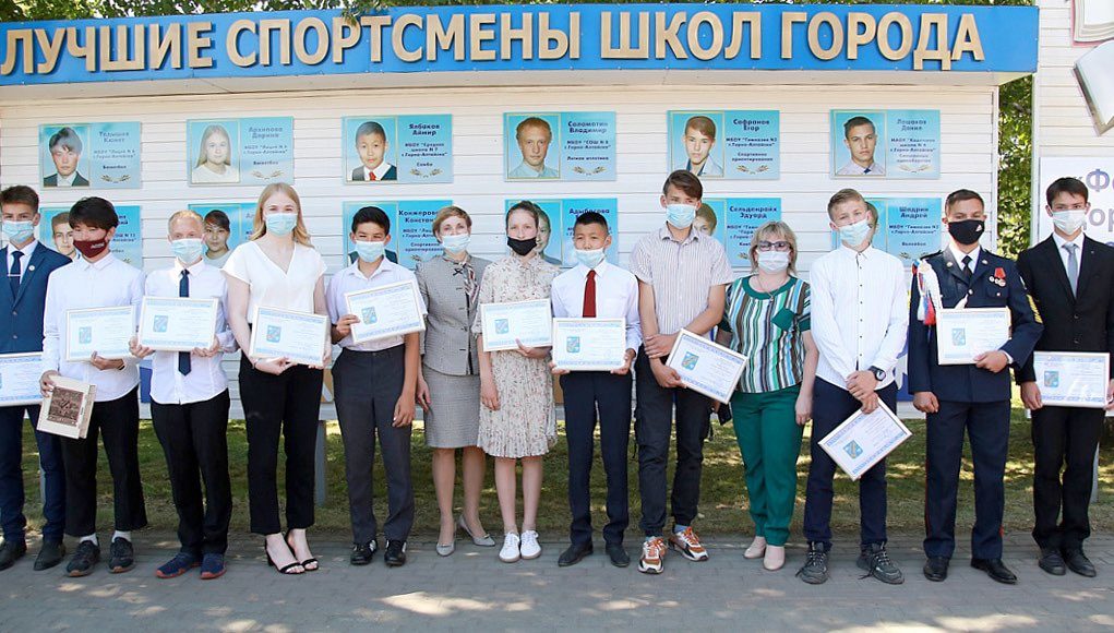 Портреты 12 лучших спортсменов-школьников разместили на Доске почета