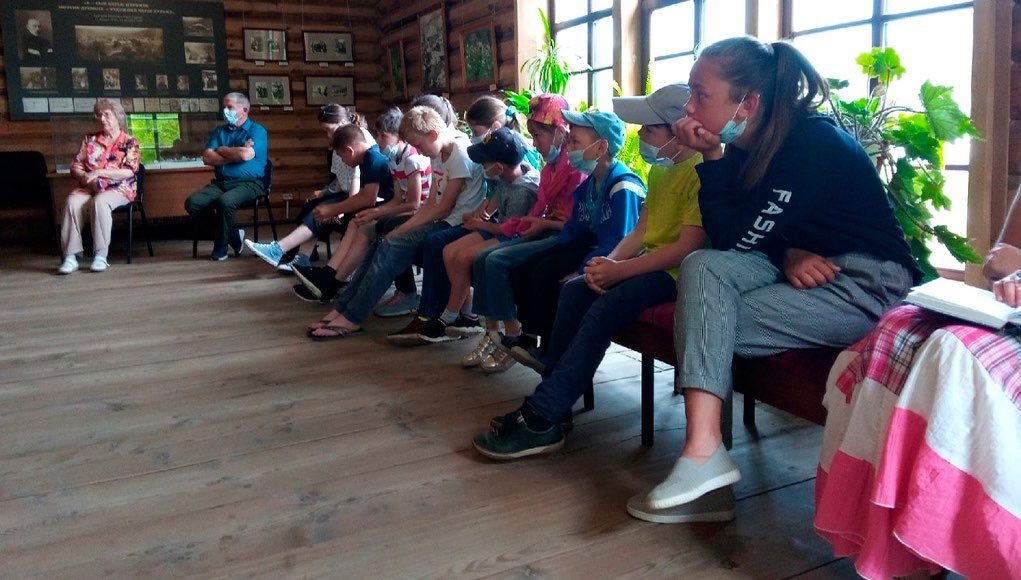 Уроки краеведения. Дети побывали на художественных выставках в Чемальском районе