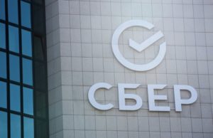 Сбер высадил деревья в городском парке Горно-Алтайска