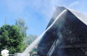 В Горно-Алтайске ликвидирован пожар в гараже, где лежали газовые баллоны