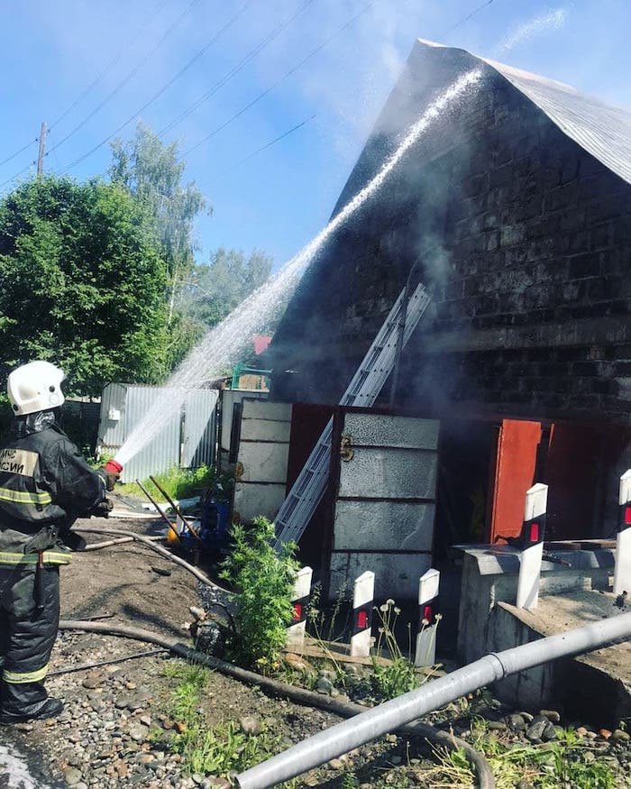 В Горно-Алтайске ликвидирован пожар в гараже, где лежали газовые баллоны