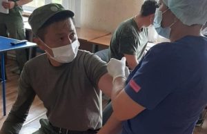 Пограничники самой отдаленной погранзаставы получили прививку от коронавируса Пограничники самой отдаленной погранзаставы получили прививку от коронавируса