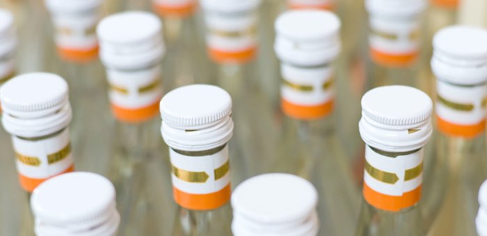 Две родственные семейные пары организовали торговлю контрафактным алкоголем
