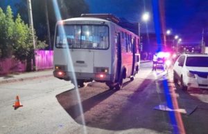 Полуторагодовалый ребенок попал под автобус в Горно-Алтайске