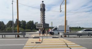 На пешеходном переходе на въезде в республику мотоциклист сбил туристку из Новосибирска